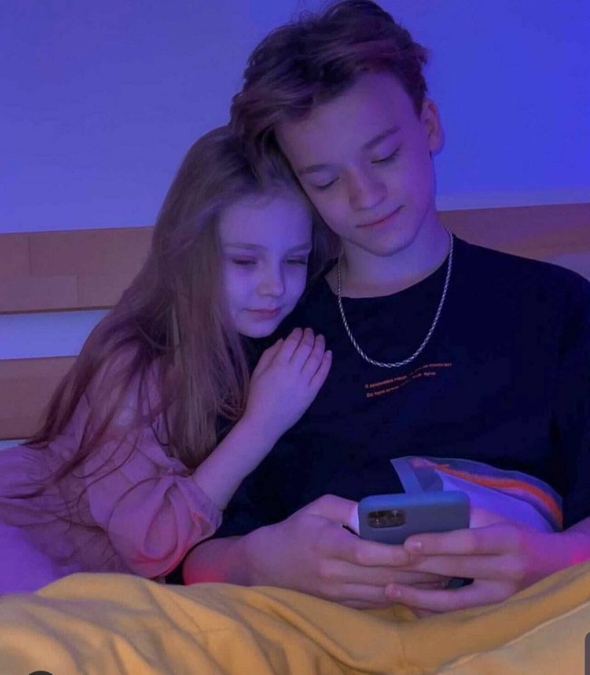 Inilah potret keduanya yang dinilai terlalu mesra. Orangtua pasangan cilik ini tentu saja mendapatkan hujatan karena menyetujui pernikahan dini. Foto: dok. Instagram