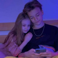 Inilah potret keduanya yang dinilai terlalu mesra. Orangtua pasangan cilik ini tentu saja mendapatkan hujatan karena menyetujui pernikahan dini. Foto: dok. Instagram