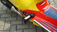 Lalu di bagian Cover fork Black Silver, Cover bolt CVT black, Spion black Bar-end racing, dop velg red anodized, footstep racing black kami pasangkan NC Project by Boss Vespa, dan di bagian belakang kami pasang Rear Rack dari Boss Vespa untuk Pouch/Tas. Lalu untuk Cover kipas dan lubang tutup spion anodized kami sesuaikan warna merah, dengan warna dek dari Tony Scooter by Motofixed. Semua baut-baut sebanyak 1 set 40pcs kami ganti dengan Probolt Gold Anodized Titanium Tony Scooter, Bar-end black, Brake lever adjustable black juga dari Tony Scooter, serta Handgrip kami sisipi dengan Biltwell, sambungnya. Foto: Scooter VIP