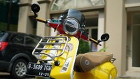 Masih di bagian eksterior, Vespa milik selebgram bernama asli Karin Novilda Sulaiman itu menggunakan spakbor versi euro yang ada mata kucing warna kuning di kanan dan kiri. Di bagian atas stang disematkan mini flyscreen racing Scootech agar tetap terlihat racing. Dan karena dasar bawaannya dari pabrik, lampu sein belakang belum LED, maka dipasanglah lampu LED agar selaras dengan lampu utama. Foto: Scooter VIP