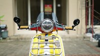 Dan untuk bagian Exterior kami memanfaatkan dari warna-warna yang sudah ada di Vespa Primavera SW-nya sendiri, seperti Cover CVT kami repaint dengan warna yang ada di spakbor, yaitu biru muda, dan Cover Fork dengan warna putih disamakan dengan jengger yang ada di atas spakbor dan dasi, lanjut Dennil. Foto: Scooter VIP