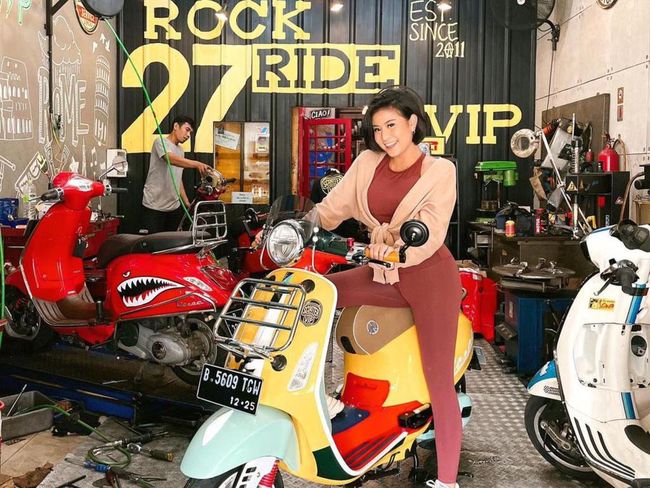 Sering Ketinggalan Saat Sunmori, Awkarin Jejali Part Racing di Vespa Mahalnya