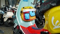 Dan terakhir request dari Karin sendiri yang sering membawa minuman dan peralatan pribadinya, kami buatkan custom colour brand Scootech yaitu tas bagasi dengan warna yang sesuai warna campuran yang ada di Vespa Sean Wotherspoon ini. Selain itu kami lakukan proses detailing dan nano ceramic coating 3 layers di Motospa Jakarta, kata Dennil. Foto: Scooter VIP