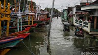 Di Desa Surodadi, Kecamatan Sayung, Demak jumlah bangunan terdampak rob mencapai 360 rumah dan 2 SD.