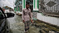 Sementara di Desa Sidogemah, Kecamatan Sayung, Demak ada 1.000 rumah, 8 sekolah, 3 Madrasah Diniyah, dan 24 tempat ibadah yang terdampak rob.