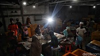 Warga sekitar desa itu pun sudah terbiasa beraktivitas di tengah banjir rob.