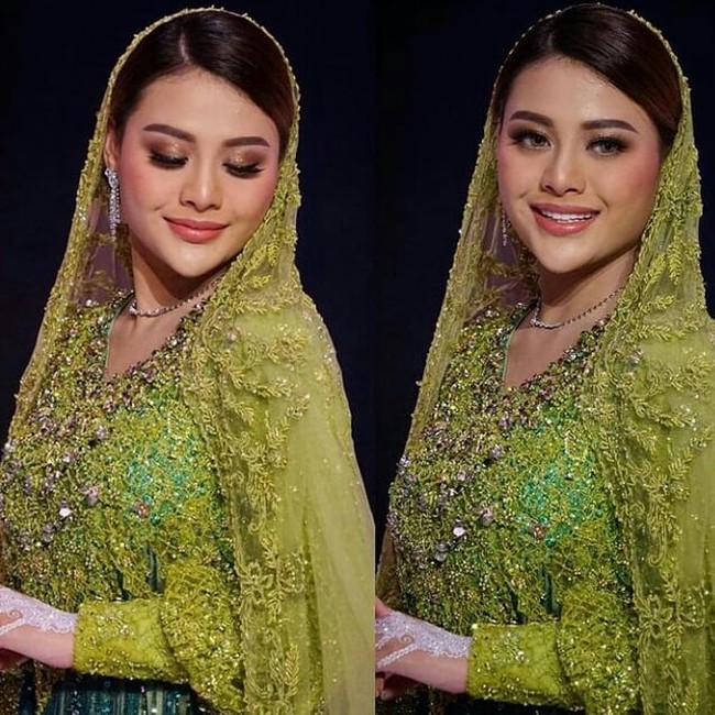 Tampak detail brokat menghiasi hampir sekujur busana dan kerudung sehingga membuat Aurel makin stand-out. (Foto: Instagram)