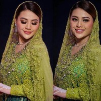 Tampak detail brokat menghiasi hampir sekujur busana dan kerudung sehingga membuat Aurel makin stand-out. (Foto: Instagram)