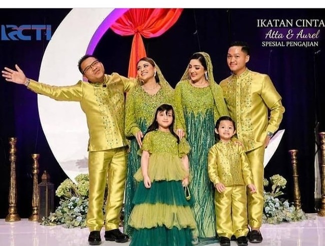 Bukan tanpa alasan hijau dipilih. HIjau merupakan warna favorit Anang. Hijau itu damai, peace, banyak hal yang membutuhkan hijau, kata Anang dalam sebuah kesempatan. (Foto: Instagram)