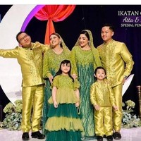 Bukan tanpa alasan hijau dipilih. HIjau merupakan warna favorit Anang. Hijau itu damai, peace, banyak hal yang membutuhkan hijau, kata Anang dalam sebuah kesempatan. (Foto: Instagram)