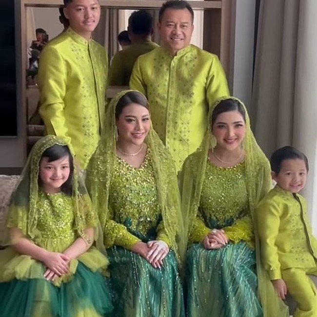 Acara pengajian menjelang pernikahan Aurel Hermansyah dan Atta Halilintar berlangsung penuh khidmat, Sabtu (20/3/2021). Di acara ini, seluruh keluarga inti kompak berbusana hijau tanpa terkecuali Aurel sendiri. (Foto: Instagram)