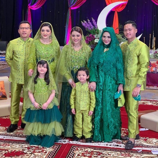 Aurel menebar auranya dalam balutan terusan berpotongan loose dengan dual-tone hijau yang berbeda. Sebuah kerudung senada kian membuat penampilannya bersahaja. (Foto: Instagram)