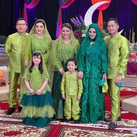 Aurel menebar auranya dalam balutan terusan berpotongan loose dengan dual-tone hijau yang berbeda. Sebuah kerudung senada kian membuat penampilannya bersahaja. (Foto: Instagram)