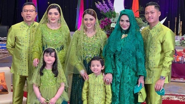 Foto: 5 Gaya Aurel Hermansyah di Pengajian, Bersahaja Serba Hijau