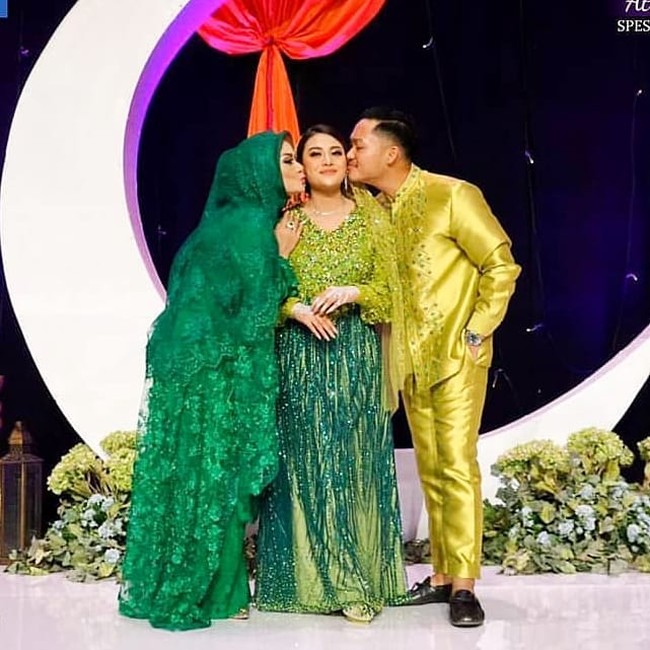 Krisdayanti juga berbusana hijau yang menyiratkan pesan keharmonisan di tengah keluarga mereka. (Foto: Instagram)