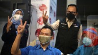 Bertempat di Boxies123 Mall, Jalan Raya Tajur, hari ini, Wali Kota Bogor Bima Arya meninjau langsung pelaksanaan vaksinasi bagi karyawan retail.