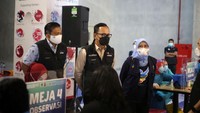 Selain Boxies123 Mall, pelaksanaan vaksinasi juga akan digelar di Mall BTM, dan Lippo Plaza Ekalokasari. Hari ini kick off vaksinasi di mal sesuai arahan dari Presiden untuk akselerasi percepatan karena di fasilitas layanan kesehatan saja tidak cukup. Selain target akselerasi vaksinasi, juga diharapkan bisa meningkatkan bangkitan ekonomi dan mal-mal ini kembali bergairah, ujar Bima Arya dalam keterangan tertulis, Minggu (21/3/2021).
