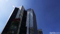 Suasana gedung pencakar langit yang berlatar belakang awan biru di Jalan MH Thamrin, Jakarta, Minggu (21/03/2021).