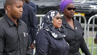 Sebagai bekas pegawai kantor, karier politik Samia Suluhu dimulai pada tahun 2000 di negara asalnya Zanzibar, sebuah negara kepulauan semi-otonom, sebelum terpilih menjadi anggota majelis nasional di Tanzania dan ditugaskan sebagai menteri senior.