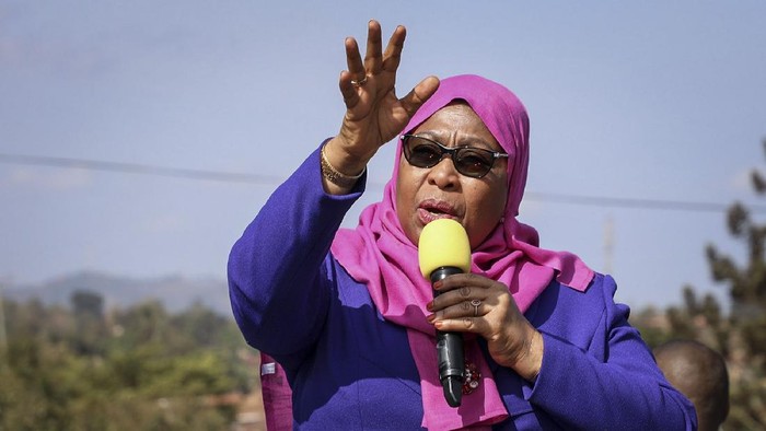 Potret Samia Suluhu, Presiden Wanita Pertama Tanzania Tanzania's new president Samia Suluhu Hassan, right, is sworn in at a ceremony at State House in Dar es Salaam, Tanzania Friday, March 19, 2021. Samia Suluhu Hassan made history Friday when she was sworn in as Tanzania's first female president, following the death of her predecessor John Magufuli. (AP Photo)