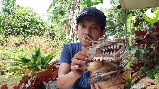 Pria Ciamis belajar bikin kerajinan bonsai kelapa dari internet