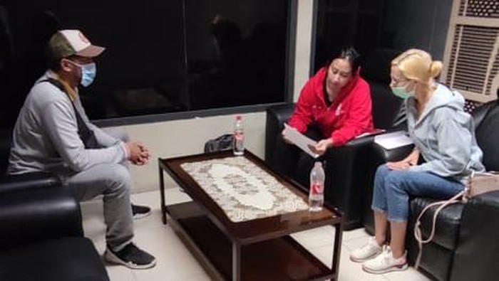 Proses pendeportasian WNA Rusia bernama Ekaterina Trubkina (Dok. Kemenkumham Bali)