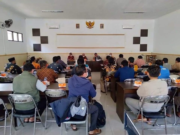 Ratusan orang mendaftar bakal calon kepala desa di Indramayu