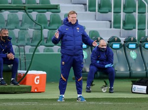 Koeman Enggan Bahas Potensi Barcelona Raih Dua Gelar Juara