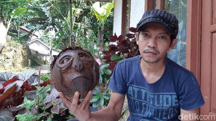 Teknisi AC di Ciamis menjadi perajin bonsai kelapa akibat pandemi