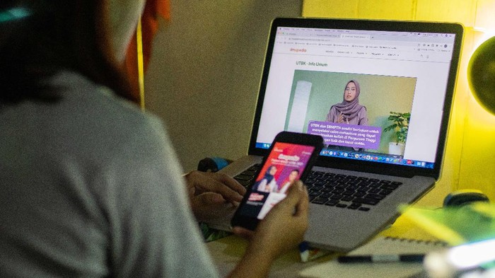 Guna mendukung kesiapan siswa dalam menghadapi Seleksi Bersama Masuk Perguruan Tinggi Negeri (SBMPTN) 2021, Telkomsel menggandeng aplikasi edutech Pahamify menggelar program Ilmupedia Tryout Akbar UTBK (Ujian Tulis Berbasis Komputer) 2021.