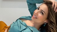 Kecantikannya tak memudar di usianya yang hampir setengah abad. Foto: dok Instagram/Thalia