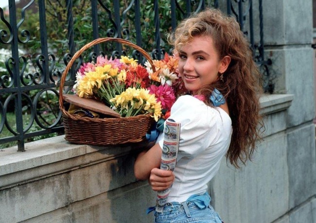 Banyak penggemar menyebut penampilannya nyaris tak menua, seolah waktu ‘berhenti’ sejak era kejayaan telenovela 90-an. Foto: dok Instagram/Thalia