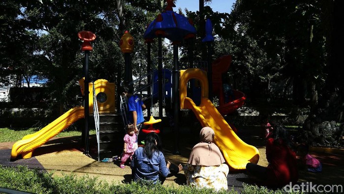 Usai Dibuka, Taman Danau Dampelas Dipenuhi Anak-anak Pemerintah Provinsi DKI Jakarta mulai membuka taman dan hutan kota. Salah satunya adalah Taman Danau Dampelas, di Benhil, Jakarta Pusat.