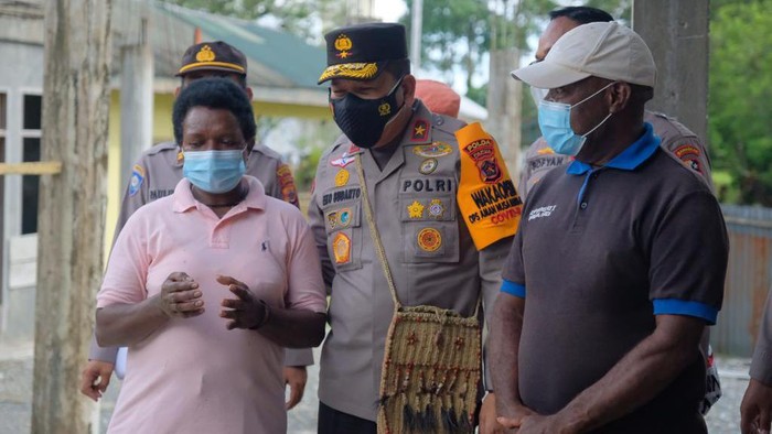Wakapolda Papua saat kunjungi peternakan babi di Mimika (Istimewa)