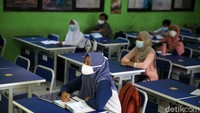 Para siswa diwajibkan memakai masker.