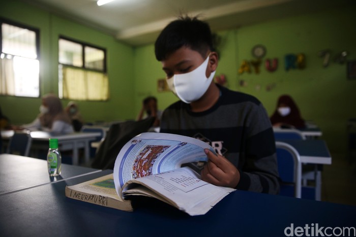 110 Sekolah di Kota Bekasi telah melakukan pembelajaran tatap muka. Salah satunya adalah SMP 2 Bekasi, Kota Bekasi, Jawa Barat.
