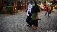 Orang tua tampak mengantar anaknya saat belajar tatap muka pertama ini.