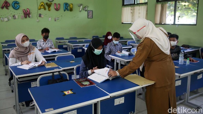 110 Sekolah di Kota Bekasi Mulai Melakukan Pembelajaran Tatap Muka 110 Sekolah di Kota Bekasi telah melakukan pembelajaran tatap muka. Salah satunya adalah SMP 2 Bekasi, Kota Bekasi, Jawa Barat.