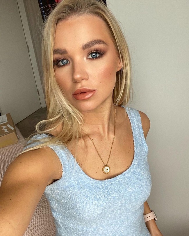 Tutorial tersebut berakhir bencana. Botol kaca tersebut meledak dan bola api menyembur ke wajah Abbie. Seluruh tubuh bagian atas Abbie terbakar. Semuanya terjadi dengan sangat cepat. Itu seperti sesuatu dari film horor, ujar sumber, seperti dikutip The Sun. Foto: dok. Instagram