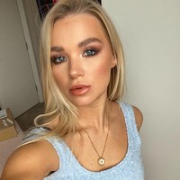 Tutorial tersebut berakhir bencana. Botol kaca tersebut meledak dan bola api menyembur ke wajah Abbie. Seluruh tubuh bagian atas Abbie terbakar. Semuanya terjadi dengan sangat cepat. Itu seperti sesuatu dari film horor, ujar sumber, seperti dikutip The Sun. Foto: dok. Instagram