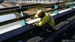 Aksi Petugas Percantik Jembatan Kali Pasir