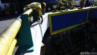 Sejumlah petugas Suku Dinas (Sudin) Bina Marga dari Kecamatan Menteng, Jakarta Pusat, mempercantik jembatan Kali Pasir, Kebon Sirih, Kecamatan Menteng, Jakarta Pusat, dengan melakukan pengecatan warna baru, Senin (22/03/2021).