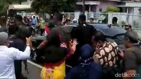 Diketahui, rombongan presiden tiba di Pasuruan melaui Gerbang Tol Pasuruan sekitar pukul 10.30 WIB. Di sekitar tol warga sudah menyambut di tepi jalan. Warga memanggil-manggil nama Jokowi.