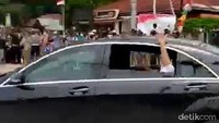 Iring-iringan mobil rombongan presiden sempat melambat di Perempatan Warungdowo. Pasalnya warga dan pengguna jalan berlarian mendekati mobil yang membawa Jokowi. Jokowi pun kemudian melempar kaos dan masker dari dalam mobil kepresidenan.