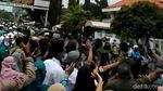 Antusias Warga Sambut Jokowi Saat Akan Resmikan SPAM Umbulan