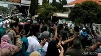 Warga semakin mendekat mobil dan berebut sambil memanggil Jokowi. Setelah membagikan kaos dan masker, Jokowi beserta rombongan melanjutkan perjalanan ke lokasi SPAM Umbulan di Kecamatan Winongan. Sepanjang perjalanan, Jokowi membuka kaca dan melambaikan tangan ke warga yang sudah menunggu di tepi jalan sejak pagi. Di Jalan Raya Gondangwetan, Jokowi tampak kembali membagikan kaos dan masker.