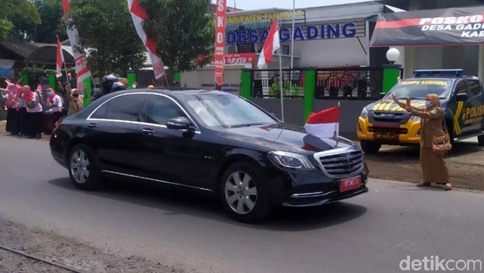 Antusias Warga Sambut Jokowi Saat Akan Resmikan SPAM Umbulan Presiden Joko Widodo resmikan proyek Sistem Penyediaan Air Minum (SPAM) Umbulan di Pasuruan. Warga pun antusias menyambut kedatangan Jokowi.