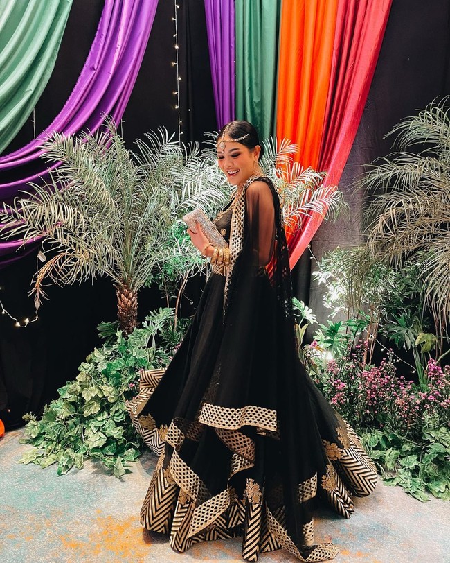 Busana India yang dipakai Nindy Ayunda merupakan koleksi dari Syarliet Collection by Elvina. Foto: Instagram/@nindyparasadyharsono