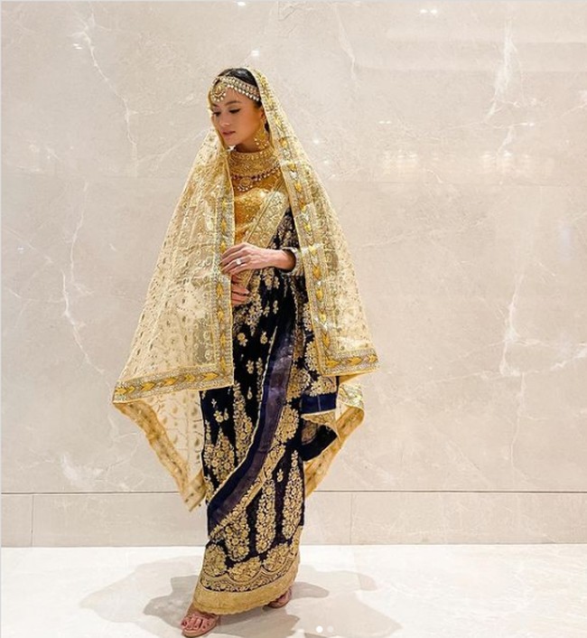Ririn Ekawati cantik dan glamor maksimal mengenakan baju khas India lengkap dengn kerudung dan aksesori. Tampilannya terlihat megah berbalut busana dari KainsariJakarta. Channeling my inner bollywood fantasy, tulisnya di Instagram. Foto: Instagram/@ririnekawati