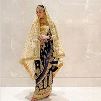 Ririn Ekawati cantik dan glamor maksimal mengenakan baju khas India lengkap dengn kerudung dan aksesori. Tampilannya terlihat megah berbalut busana dari KainsariJakarta. Channeling my inner bollywood fantasy, tulisnya di Instagram. Foto: Instagram/@ririnekawati